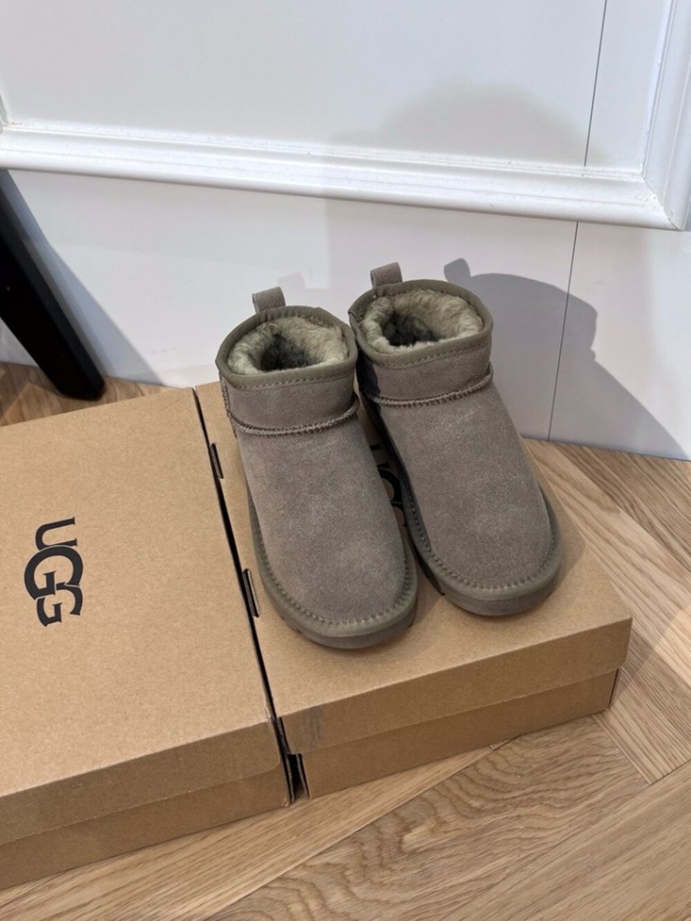 UGG khaki-grey platform short snow boots - Picture 9 of 9